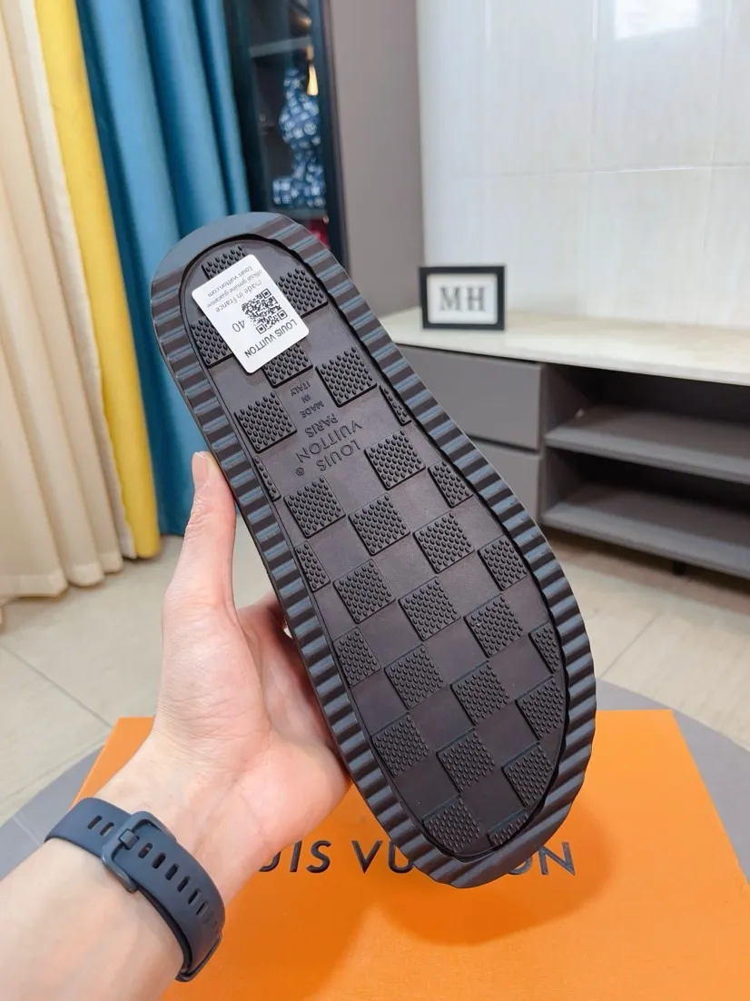 Men's shoes 💰360🌸🌸LV Easy 2025 new men's casual sandals and slippers, made of suede cow leather, with Monogram pattern to highlight the trendy style. Adjustable straps illuminated with LV letters, while a resilient insole and micro outsole provide lightweight comfort. Made of suede cow leather with embossed Monogram pattern and brand element metal hardware✅Adjustable straps➕Tough insole‼ ️Micro outsole. Comfortable and easy to wear‼ ️ size：38-45